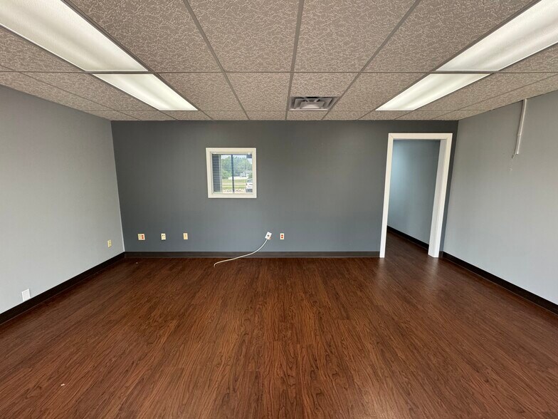 More Photos Of 721 W US Highway 50, O'Fallon Storefront Retail Office For Lease