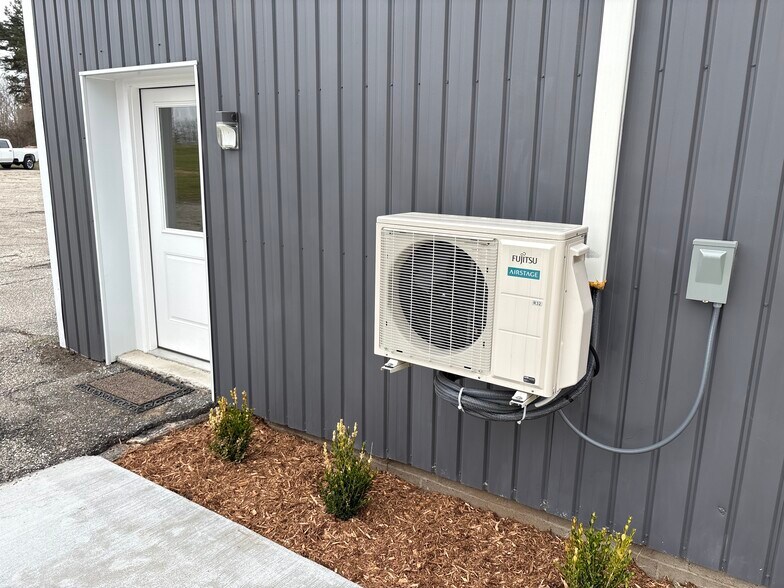 More Photos Of 01821 73rd St, South Haven Warehouse For Lease