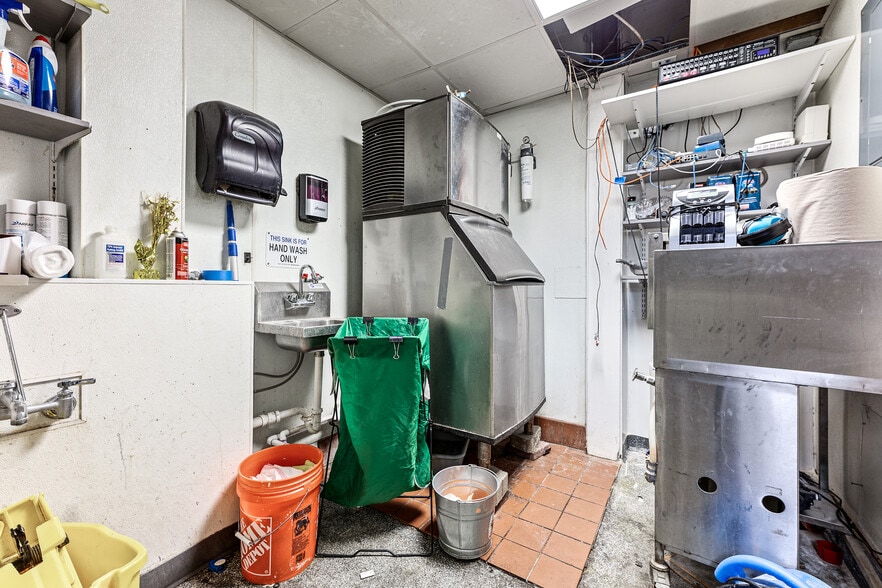 More Photos Of 120 S Park St, Traverse City Restaurant For Sale
