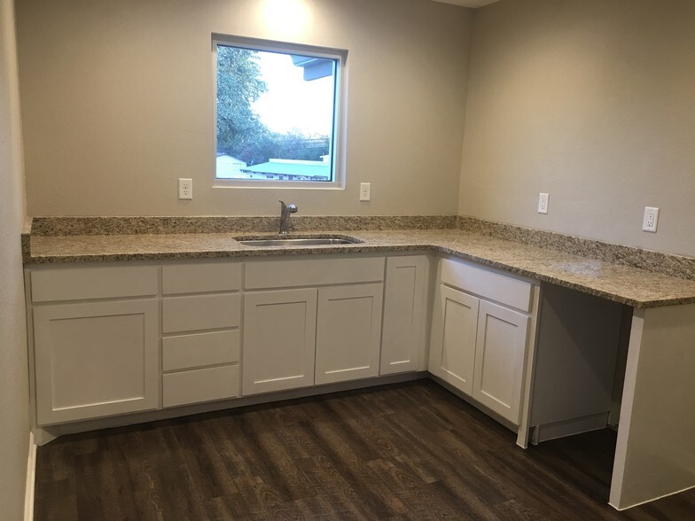 More Photos Of 645 Floral Ave, New Braunfels Office For Lease