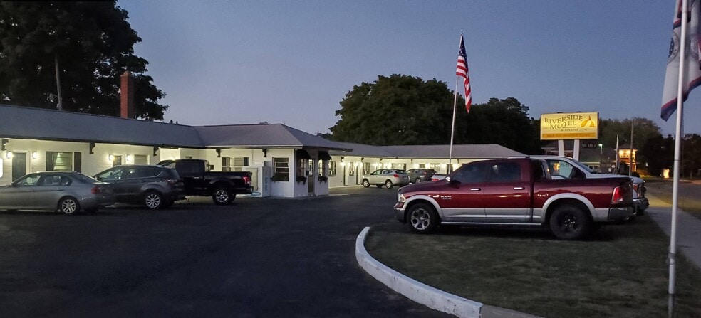 More Photos Of 520 Water St, Manistee Hotel For Sale