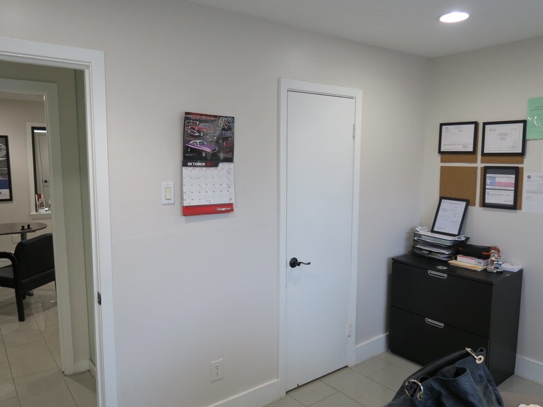 More Photos Of 5638 Star Ln, Houston Auto Dealership For Lease