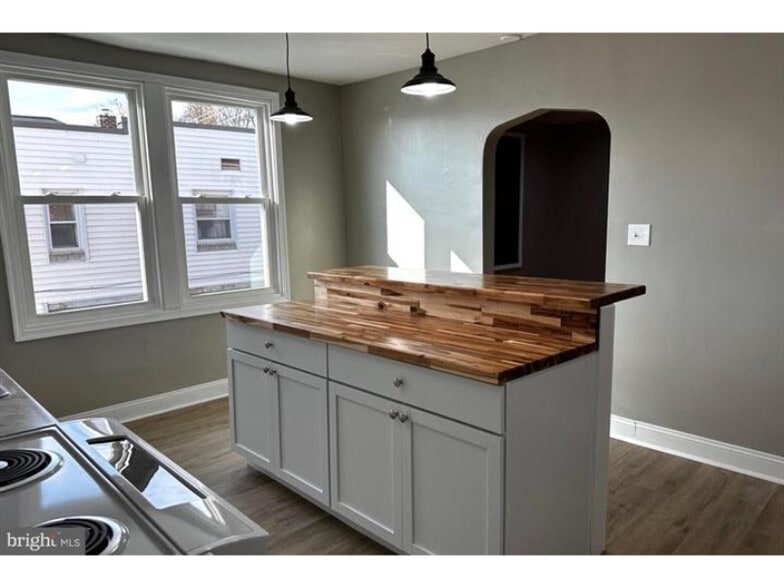 More Photos Of 326 E Broadway, Red Lion Flex For Sale