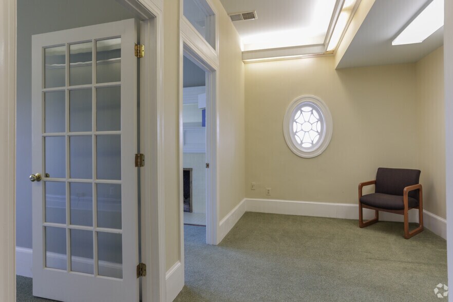 More Photos Of 604 S King St, Leesburg Office For Sale