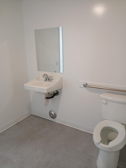 More Photos Of 438 Amapola Ave, Torrance Light Distribution For Lease