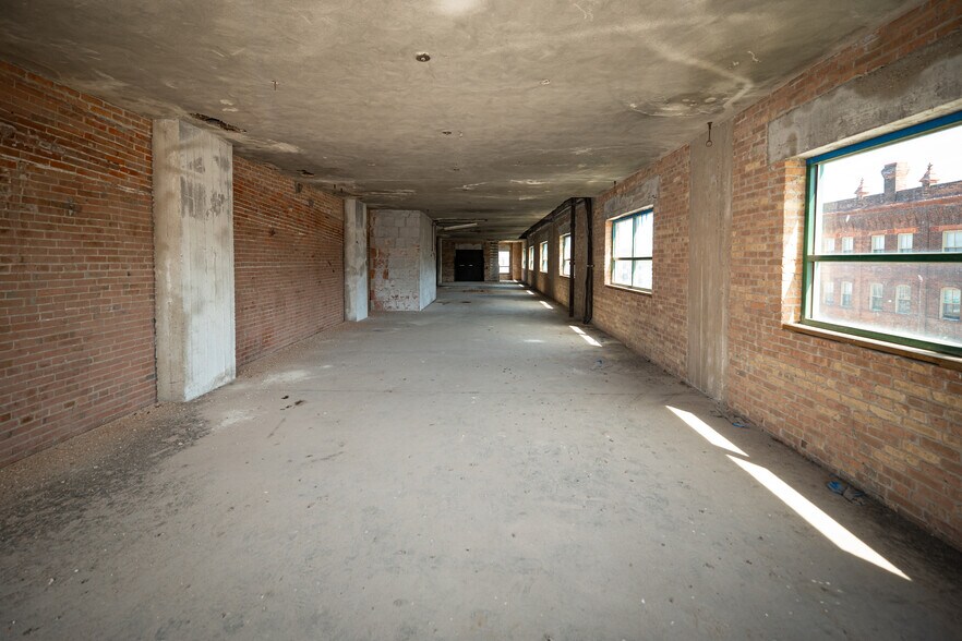 More Photos Of 100 Main St, Dubuque Flex For Sale