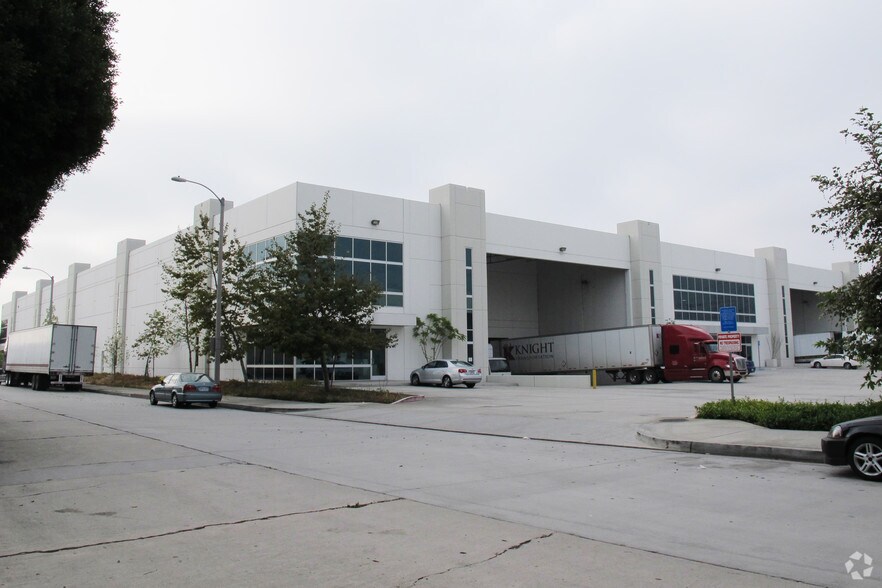 More Photos Of 5636 E 61st St, Commerce Warehouse For Lease