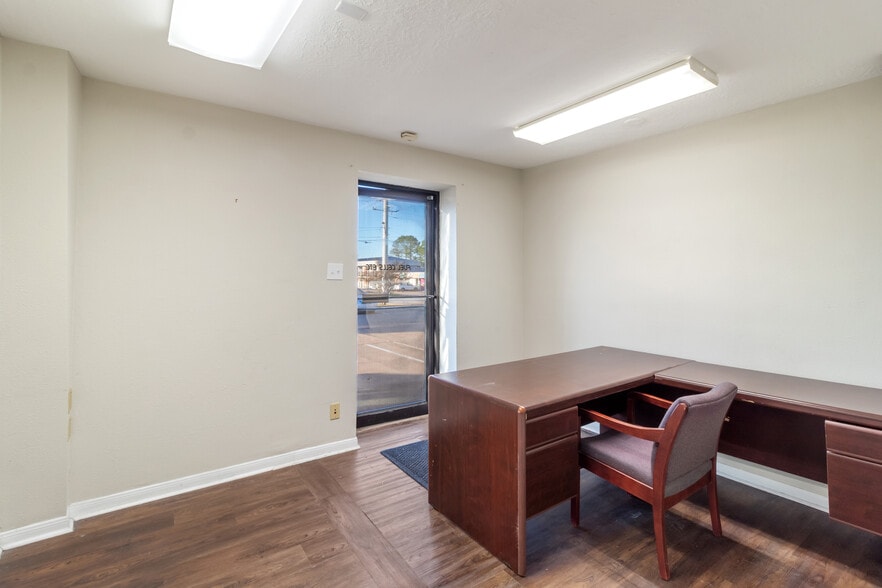 More Photos Of 1902 Pinon Dr, College Station Warehouse For Lease