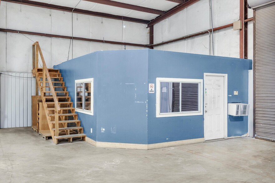 More Photos Of 1207 N Fm 3083 Rd, Conroe Distribution For Lease