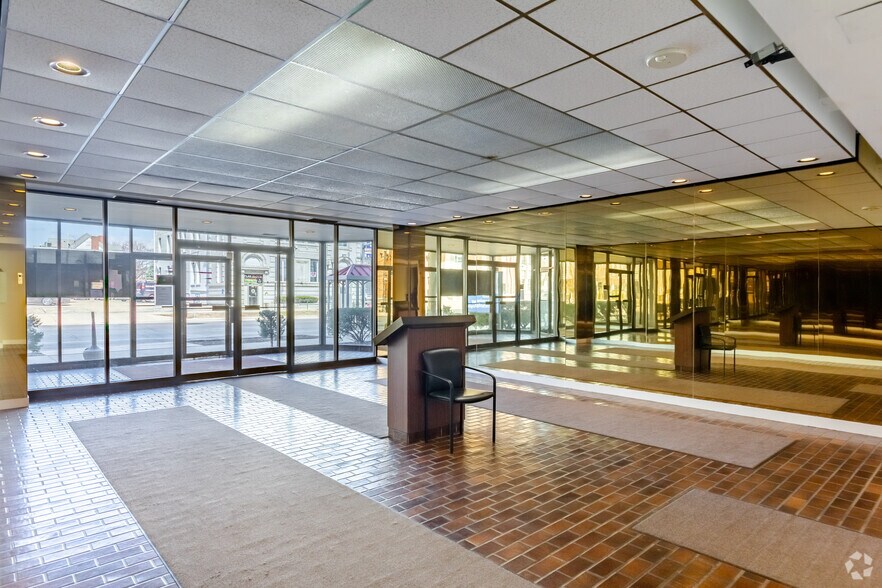 More Photos Of 222 NE Monroe St, Peoria Office For Sale