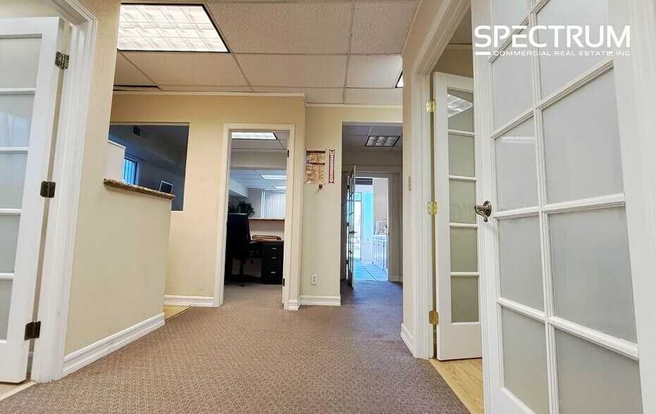 More Photos Of 23018 Ventura Blvd, Woodland Hills Medical For Sale