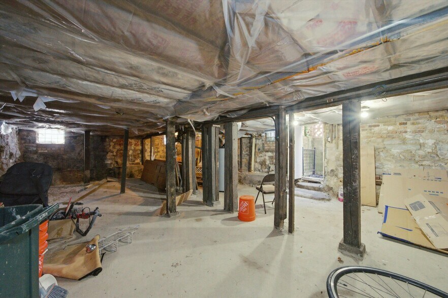 More Photos Of 905 W Fletcher St, Chicago Apartments For Sale