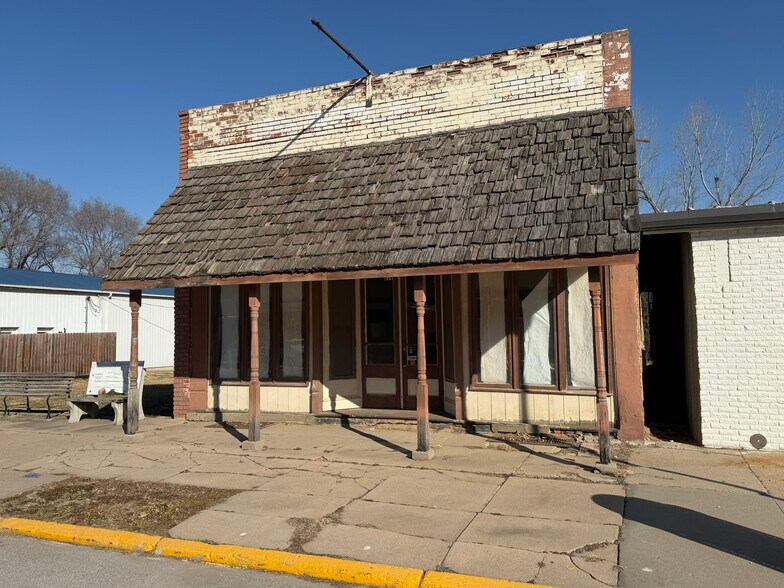 More Photos Of 623 5th St, Peru General Retail For Sale