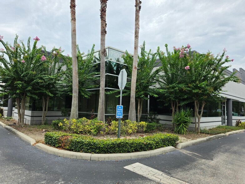 More Photos Of 7901 Kingspointe Pky, Orlando Showroom For Lease
