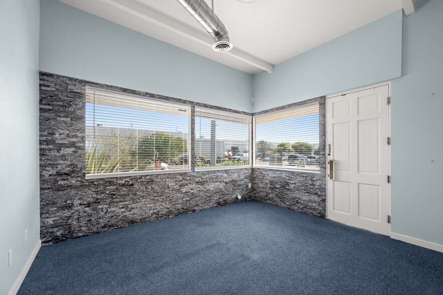 More Photos Of 8020 Ronson Rd, San Diego Warehouse For Lease