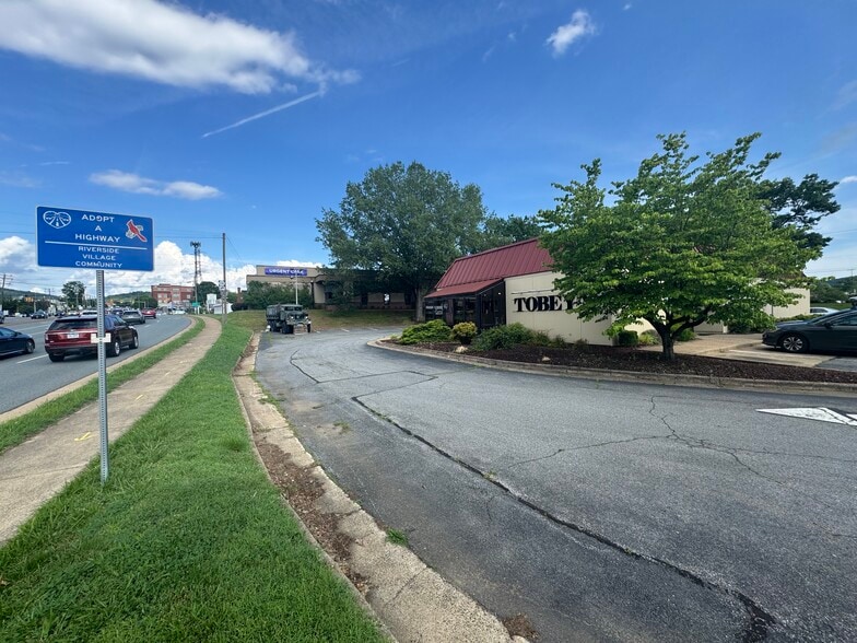 More Photos Of 105 New House Dr, Charlottesville Restaurant For Lease