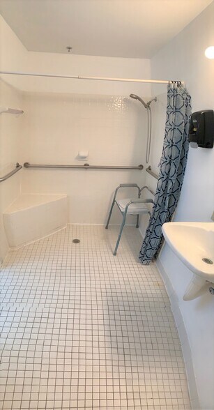 More Photos Of 5426 18th St W, Bradenton Assisted Living For Lease