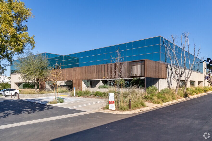 More Photos Of 200 E Baker St, Costa Mesa Loft Creative Space For Lease