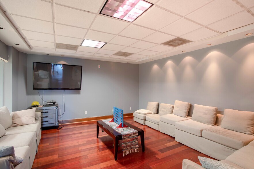 More Photos Of 5020 Biscayne Blvd, Miami Movie Radio TVStudio For Sale