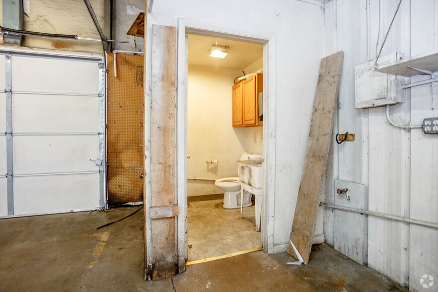 More Photos Of 1790 Jasper St, Aurora Light Manufacturing For Lease