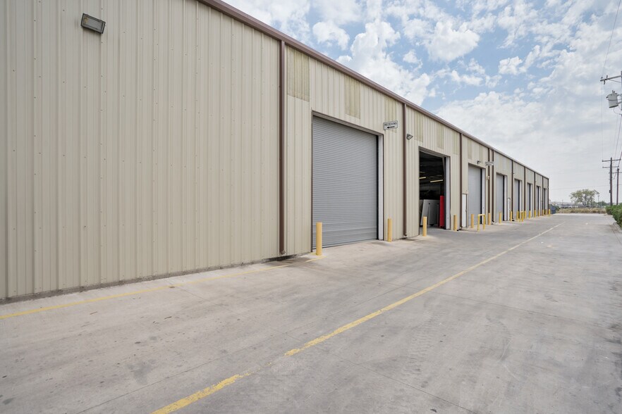 More Photos Of 2507 E Expressway 83, Donna Warehouse For Lease