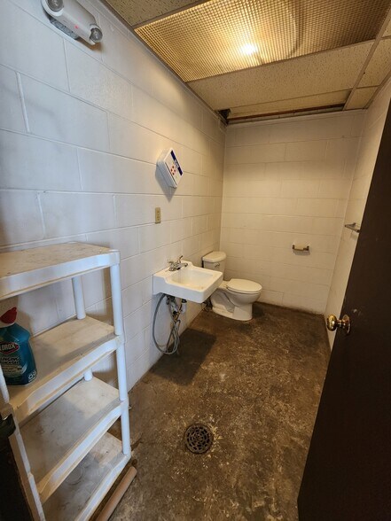More Photos Of 103 Quarry Rd, Rochelle Warehouse For Sale