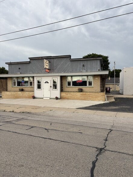 Primary Photo Of 5832-40 S Packard Ave, Cudahy Restaurant For Sale