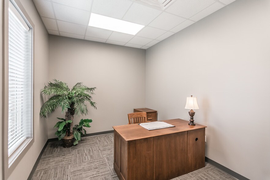 More Photos Of 111 Imperial Blvd, Hendersonville Office Residential For Lease