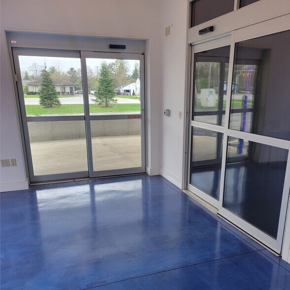 More Photos Of 2704-2710 N Saginaw St, Midland Freestanding For Sale