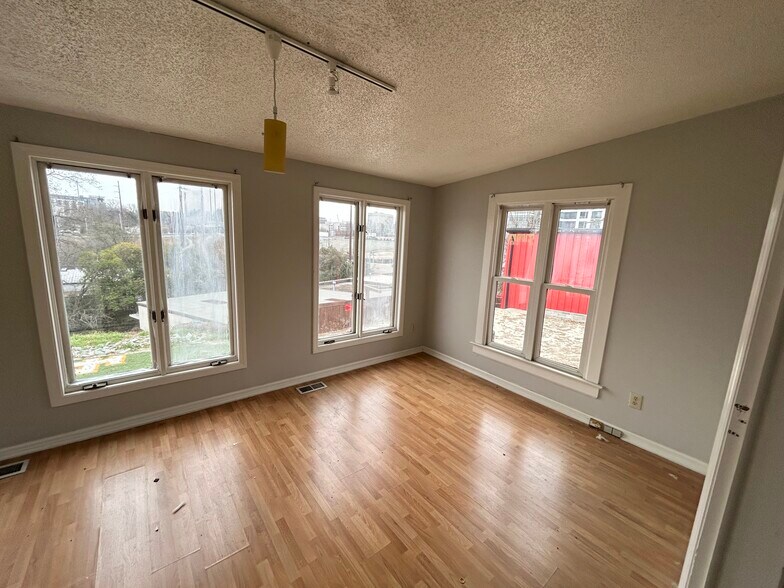 More Photos Of 722 N West St, Raleigh Bar For Lease