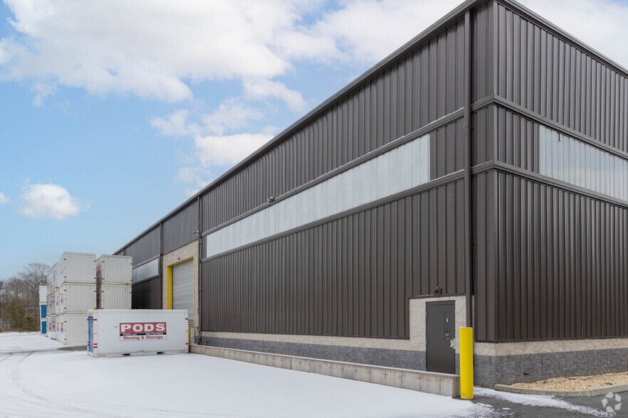 More Photos Of 86 Industrial Rd, Wainscott Warehouse For Lease