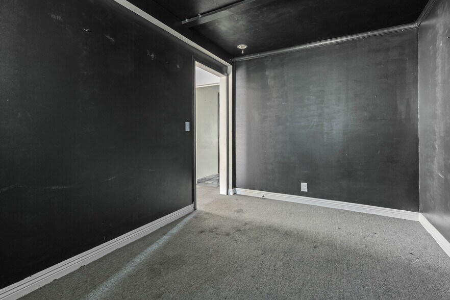 More Photos Of 5520-5522 Cahuenga Blvd, North Hollywood Freestanding For Sale