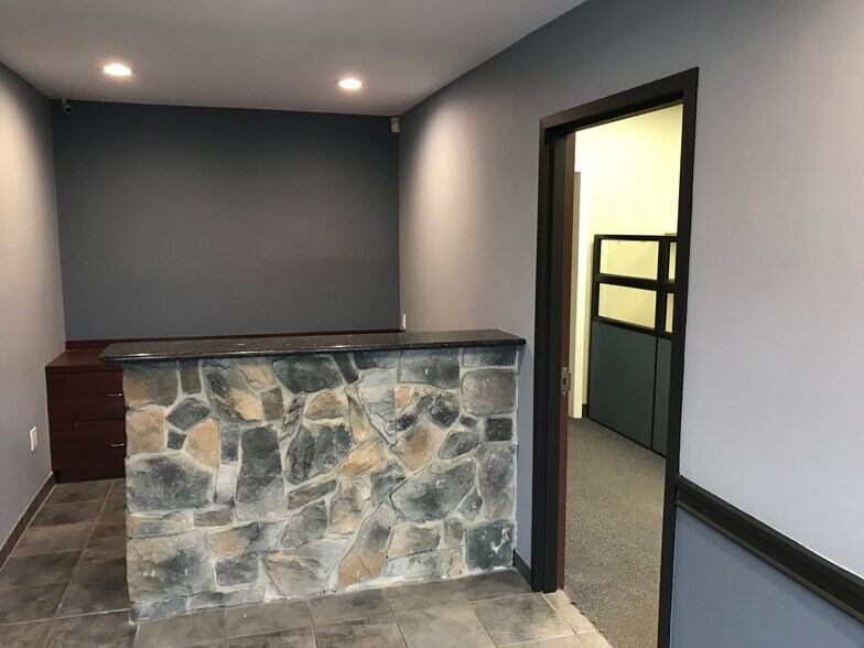 More Photos Of 84 Toledo St, Farmingdale Warehouse For Lease