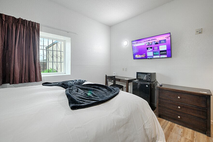 More Photos Of 110 S Main, Dilley Hotel For Sale