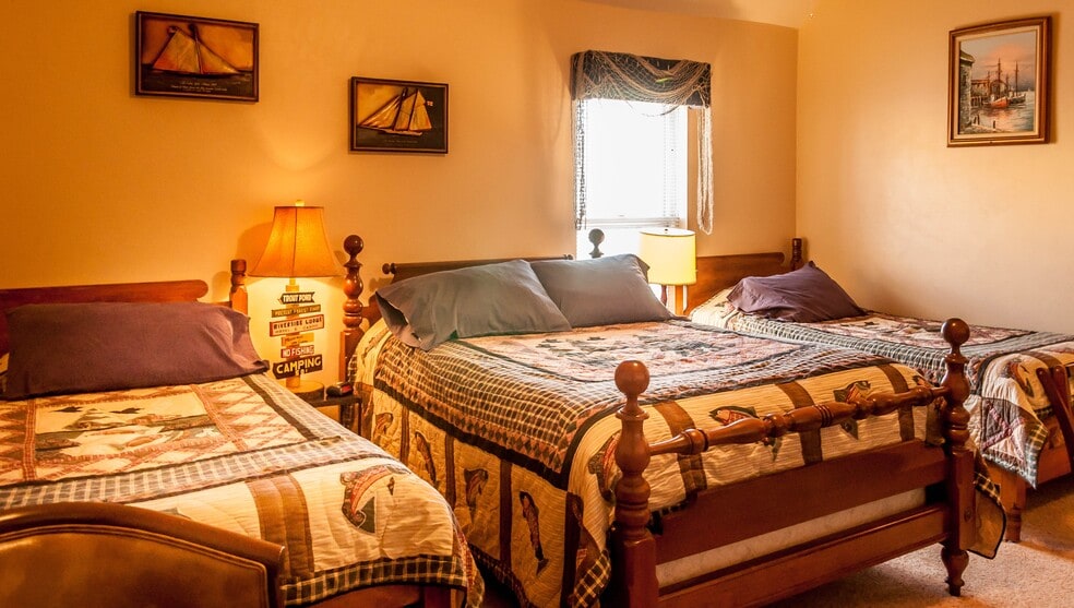 More Photos Of 201 Steele St, Algoma Hotel For Sale