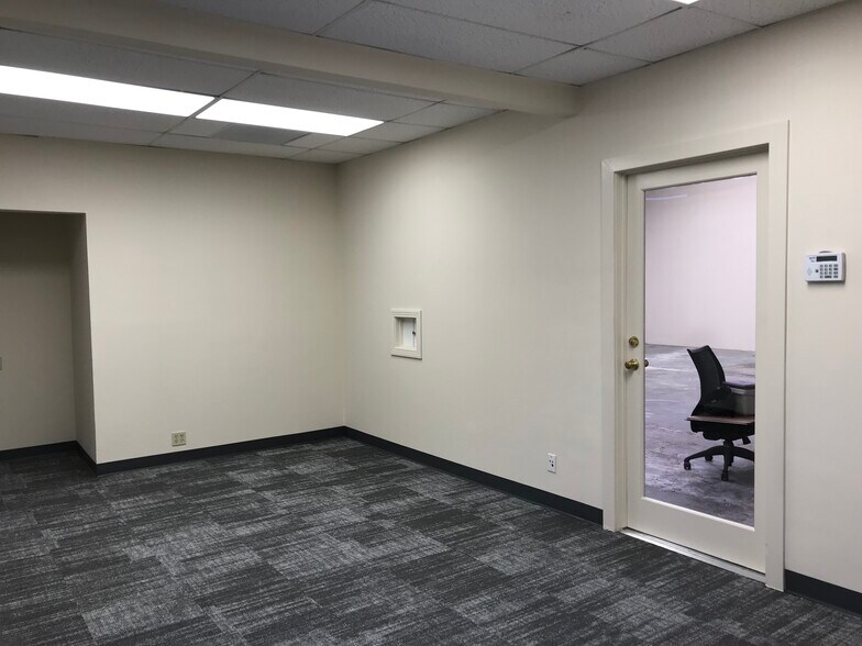 More Photos Of 8953-8993 Complex Dr, San Diego Manufacturing For Lease
