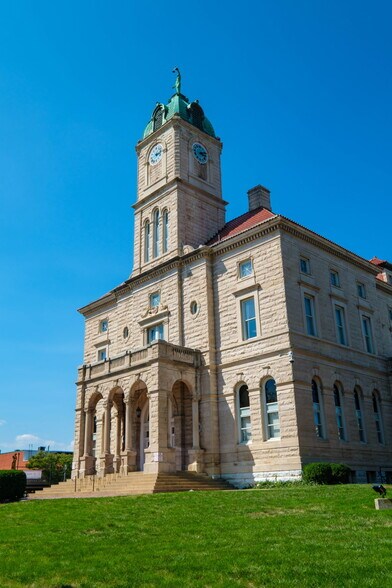 More Photos Of 30 S Main St, Harrisonburg General Retail For Sale