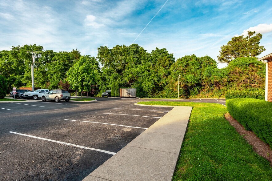 More Photos Of 20 Executive Park Dr, Hendersonville Loft Creative Space For Sale