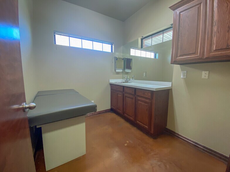 More Photos Of 2400 Palmer Cir, Norman Medical For Lease