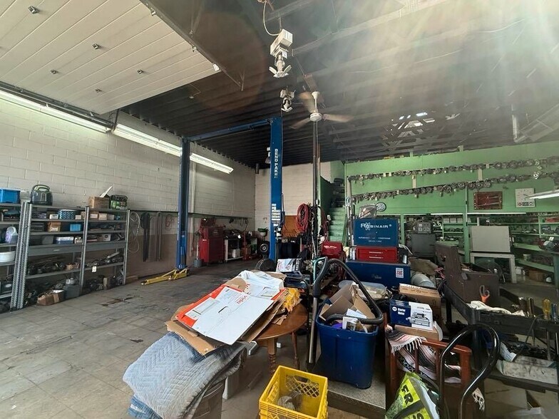 More Photos Of 45940 Railway Ave, Chilliwack Auto Repair For Sale