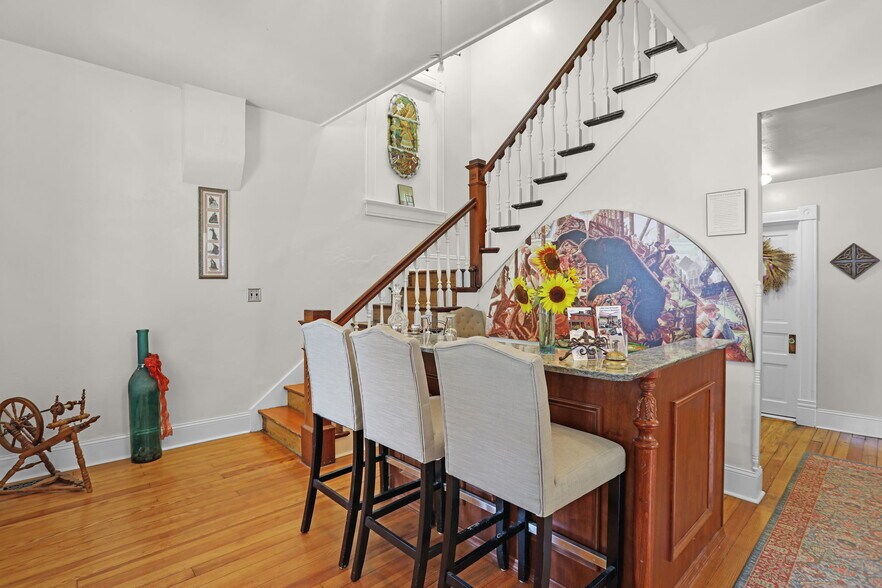 More Photos Of 504 W 5th St, Washington Hospitality For Sale