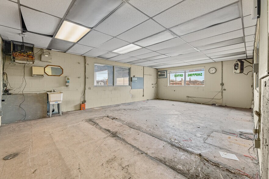 More Photos Of 1001 E Broadway St, Alliance Industrial For Lease