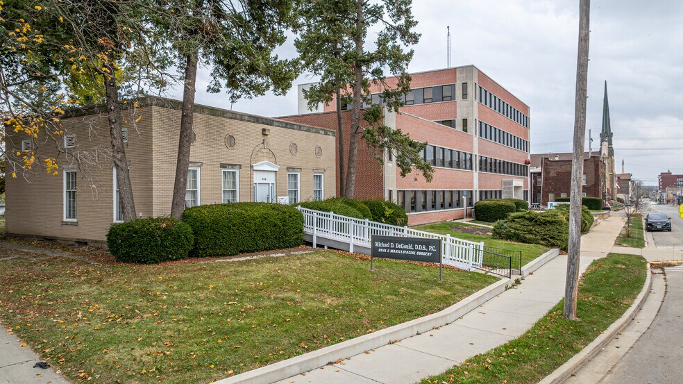 More Photos Of 430 W Stephenson St, Freeport Office For Sale