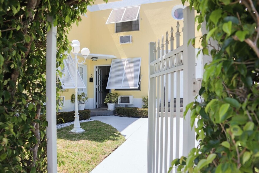 More Photos Of 172 N County Rd, Palm Beach Apartments For Sale