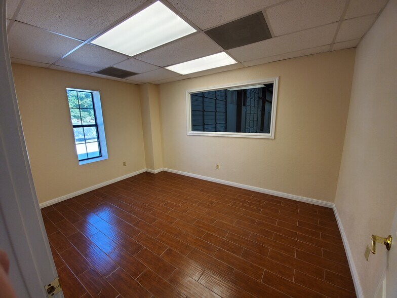 More Photos Of 5930 Lookout Bnd, San Antonio Warehouse For Lease