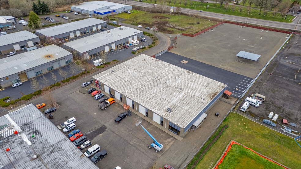 More Photos Of 2630 SE 39th Loop, Hillsboro Warehouse For Lease