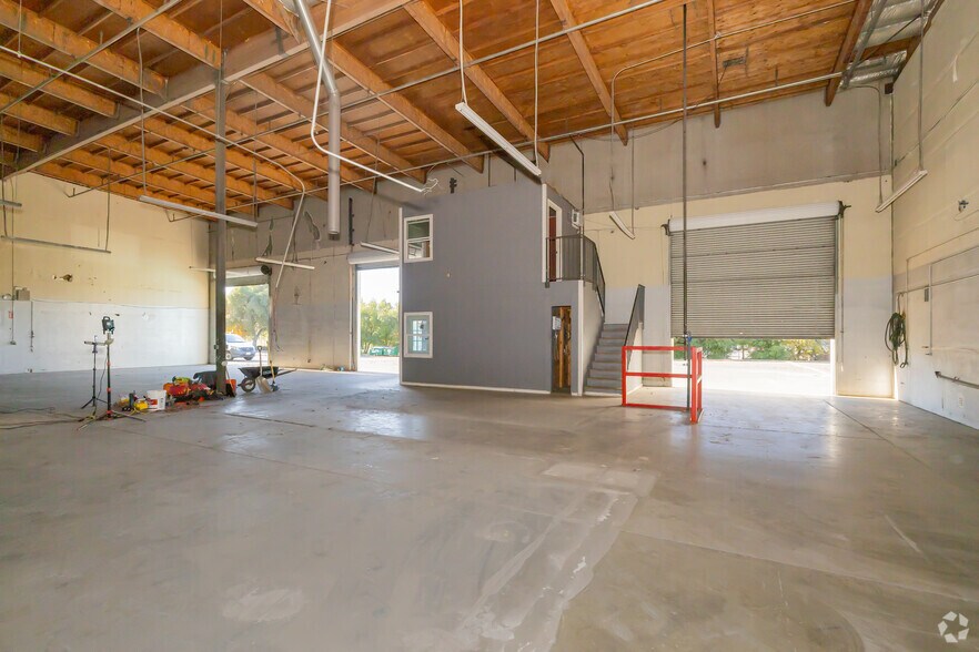 More Photos Of 7307 Roseville Rd, Sacramento Unknown For Lease