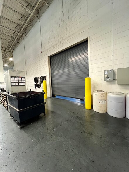 More Photos Of 933 Tower Rd, Mundelein Warehouse For Lease