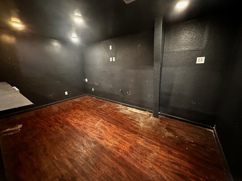 More Photos Of 10126 Jensen Dr, Houston Freestanding For Lease