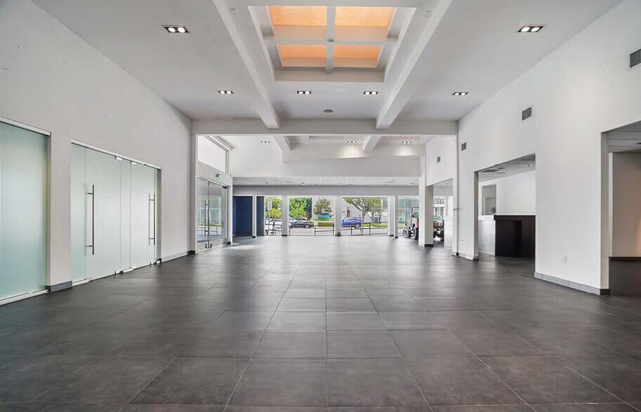 More Photos Of 21326 Ventura Blvd, Woodland Hills Storefront Retail Office For Lease